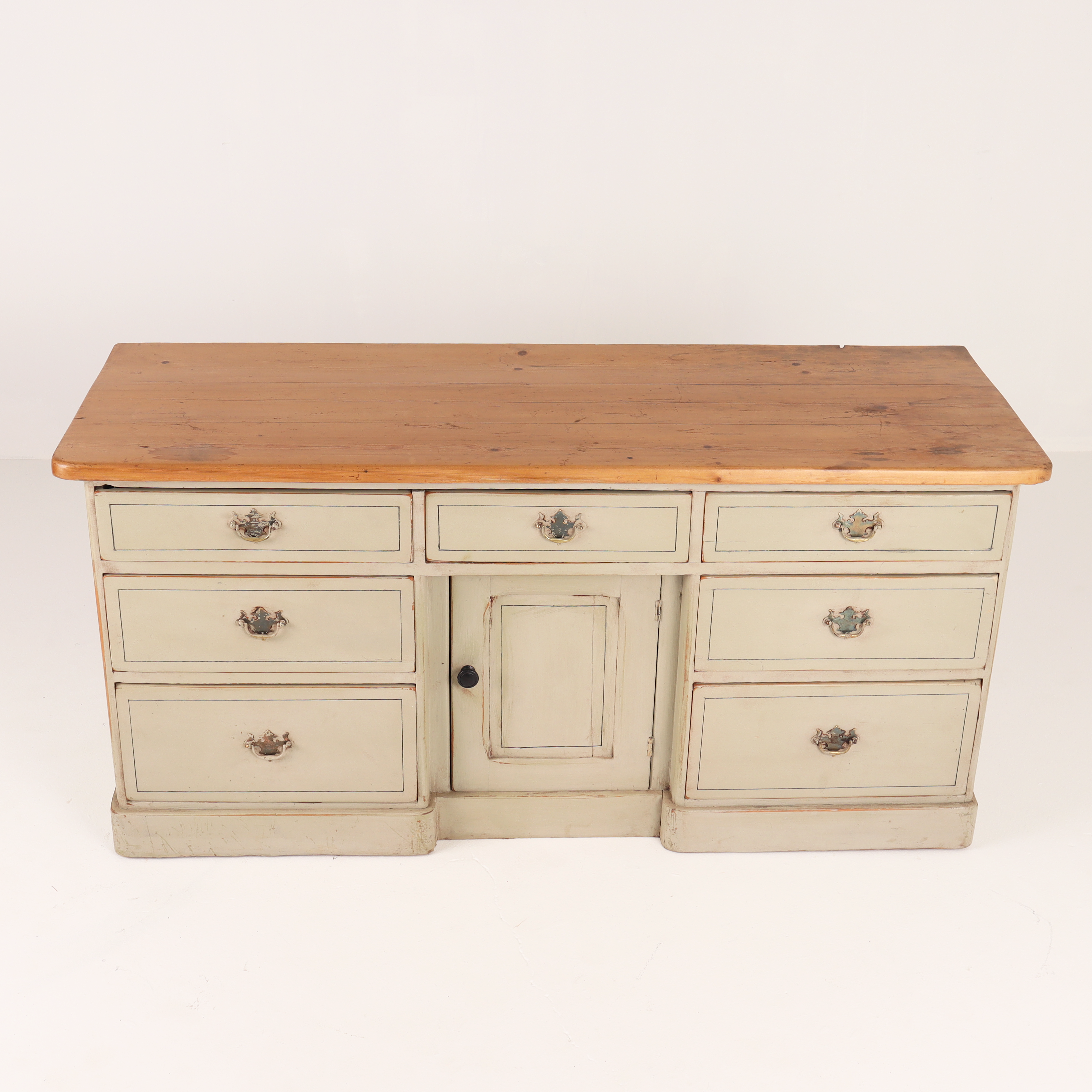 Dresser kennel best sale