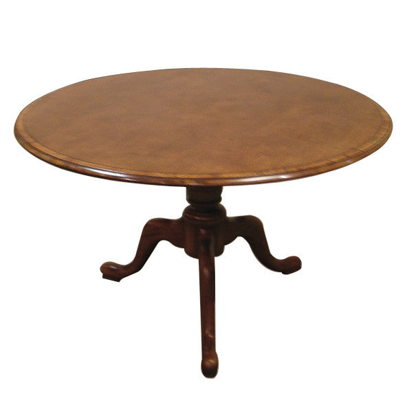 Round Pedestal Table with 3 Splay Pad Feet